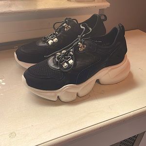 Hi, I am selling these sneakers. They are a size 8!